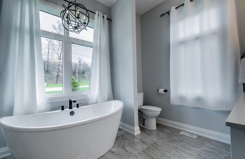 Niagara Falls House | Brand New Spacious Townhome - Near top Wineries and Attractions ; pet Friendly