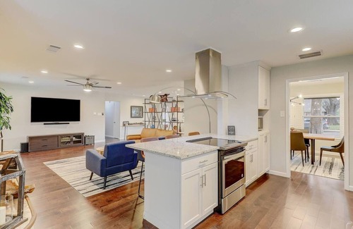 Northwest Dallas House | Brand New Stylish 4BR Texas Ranch in Prime Dallas Location! Modern and newly furnished 2,500 sq