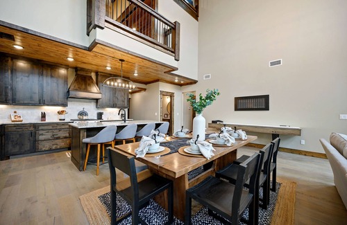 Broken Bow Cabin | Brand New The Lookout: Pool, Pond, Fun Slide, Scavenger Hunt, EV Tesla Outlet, Pet Friendly