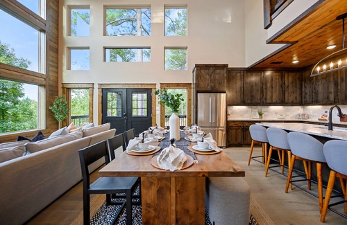 Broken Bow Cabin | Brand New The Lookout: Pool, Pond, Fun Slide, Scavenger Hunt, EV Tesla Outlet, Pet Friendly