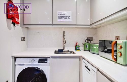 Rushmoor District Apartment | Brand New, Town Center, FREE FAST WiFi, Balcony by Redwood Stays