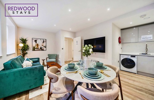 Rushmoor District Apartment | Brand New, Town Center, FREE FAST WiFi, Balcony by Redwood Stays