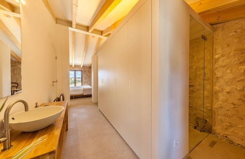 Consell House | Brand new. Very well maintained! Great decor. Ideal for families and groups