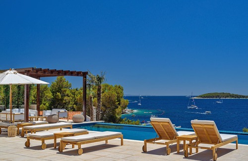 Hvar House | Brand New Villa/Amazing sea views/close to City and Beach/Heated pool/Sauna/Gym