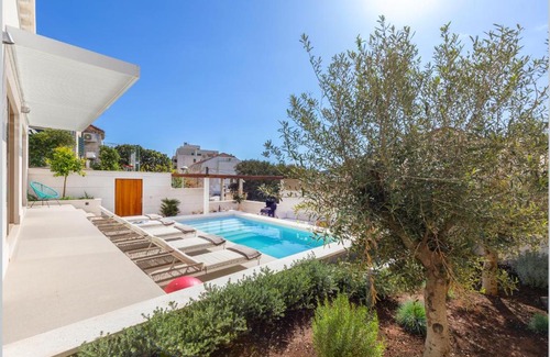 Gruz Villa | Brand New Villa Carmelita Exclusive with free Smart Car
