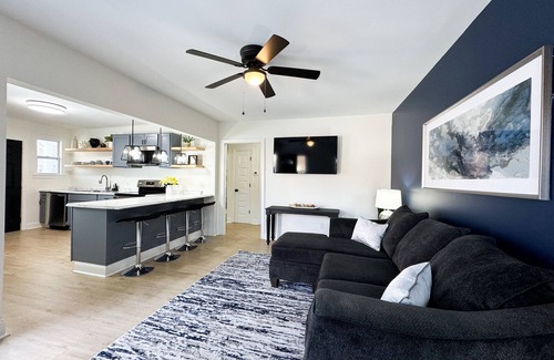 Mount Berry House | Brand New w/2 King beds- Large fenced yard