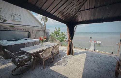 Georgina House | Brand New Waterfront Cottage