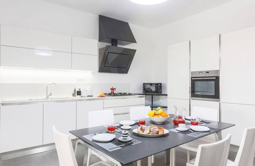 Sorrento City Centre Apartment | Brand new with terrace, solarium, gym&tennis court