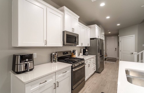Hurricane House | Brand New Zion Village Getaway+ Pool/Hot Tub l Family Friendly l Sleeps 12