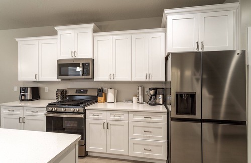 Hurricane House | Brand New Zion Village Getaway+ Pool/Hot Tub l Family Friendly l Sleeps 12