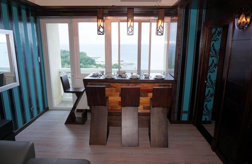 Lapu-Lapu Condo | Brandnew luxury 2 BR BeachCondo 5 pools
