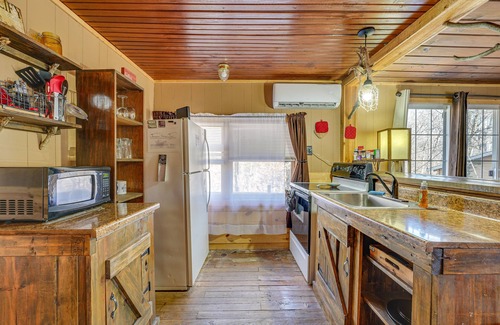 Rockaway Beach Cabin | Branson Area Couple's Cabin w/Wraparound Porch!