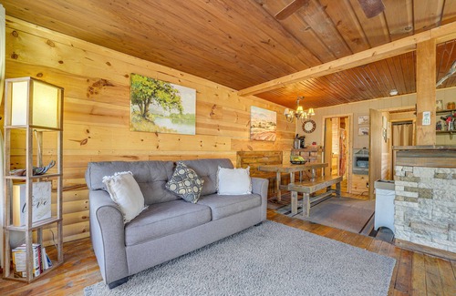 Rockaway Beach Cabin | Branson Area Couple's Cabin w/Wraparound Porch!