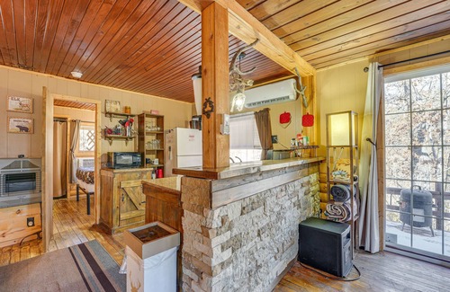 Rockaway Beach Cabin | Branson Area Couple's Cabin w/Wraparound Porch!