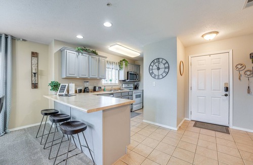 Branson West Condo | Branson Condo w/Pool ~ 3 Mi to Silver Dollar City