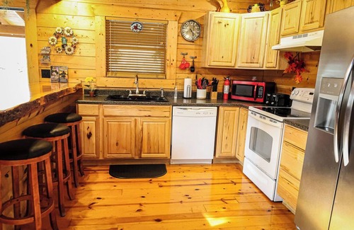 Blue Eye Cabin | Branson Missouri Luxury Log Cabin on Quiet Pine Ridge forest above Lake, Jacuuzi