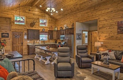 Reeds Spring Cabin | Branson West Cabin w/Pool Access & Golfing