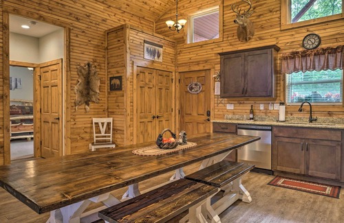 Reeds Spring Cabin | Branson West Cabin w/Pool Access & Golfing