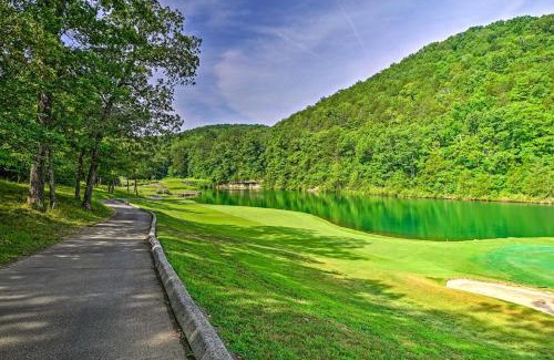 Reeds Spring House | Branson West Cabin with Pool Access and Golfing