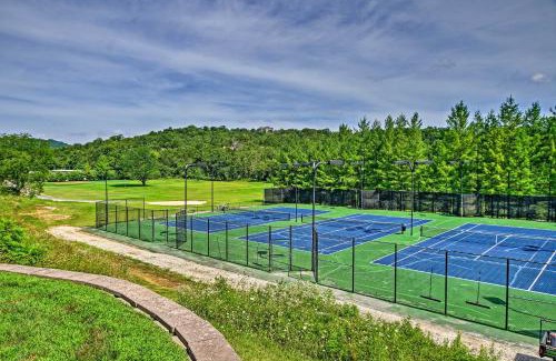 Reeds Spring House | Branson West Cabin with Pool Access and Golfing