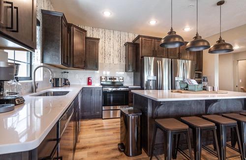 Hollister Cabin | Branson Woods Lakeside Lodge sleeps 24+!
