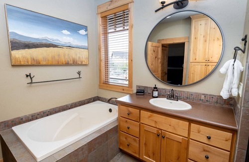 Powell Butte Cabin | Brasada Ranch King Suite: Hot Tub | Fire Table | Modern Cabin