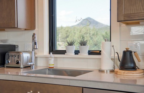 Powell Butte Cottage | Brasada Ranch Retreat w/Hot Tub + Views Resort Access w/Pools, Horseback Riding, Sports, and More Hat Rock Loop by Avantstay