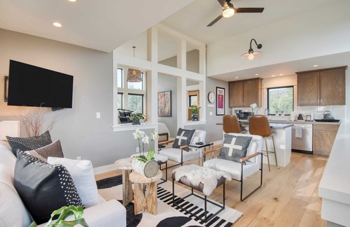Powell Butte Cottage | Brasada Ranch Retreat w/Hot Tub + Views Resort Access w/Pools, Horseback Riding, Sports, and More Hat Rock Loop by Avantstay
