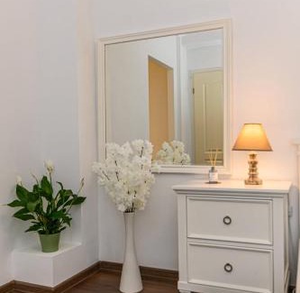 Centrul Vechi Apartment | Brasov Hillside Suite Near City Center