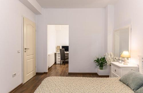 Centrul Vechi Apartment | Brasov Hillside Suite Near City Center