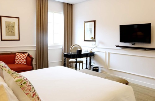 Suko Manunggal Hotel | Brava Suites by ZIA Surabaya