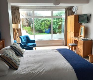 Eastbourne Bed & Breakfast | Breakers Bed and Breakfast