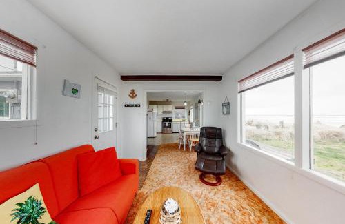 Rockaway Beach House | Breakers Cottage