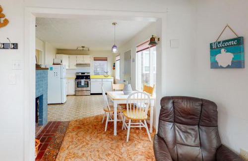Rockaway Beach House | Breakers Cottage