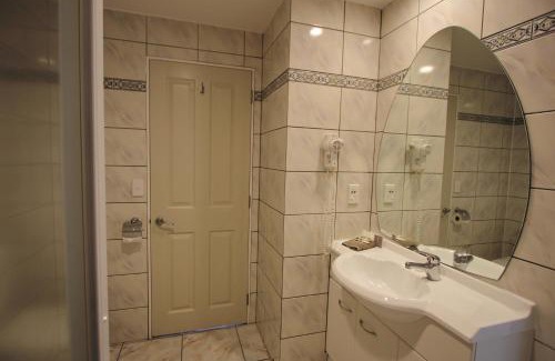 Whangamata Hotel | Breakers Motel