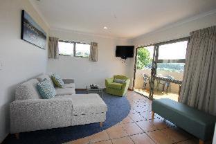 Whangamata Hotel | Breakers Motel