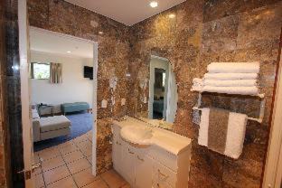 Whangamata Hotel | Breakers Motel
