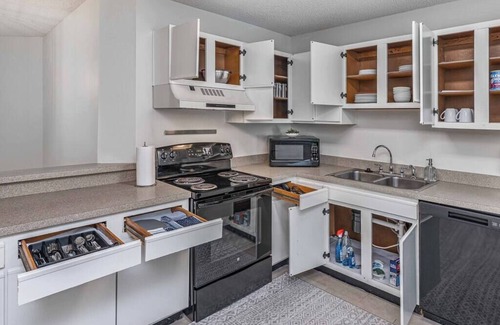Columbia Apartment | 💎 Breakfast at Tiffany’s 💎 Gated Columbia Condo!