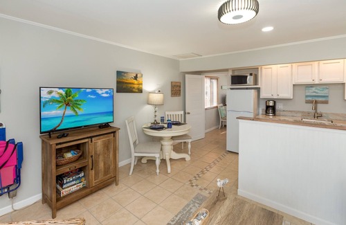 Isle of Palms Condo | Breaking Away 1br/1ba + Sleeper, 2nd fl Ocean Peek