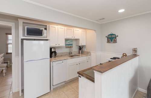 Isle of Palms Condo | Breaking Away 1br/1ba + Sleeper, 2nd fl Ocean Peek