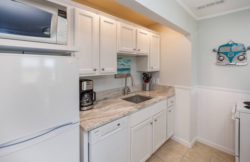 Isle of Palms Condo | Breaking Away 1br/1ba + Sleeper, 2nd fl Ocean Peek