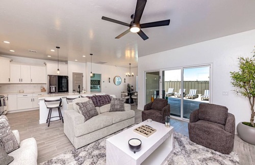 Lake Havasu City House | Breakwater Lake Life | Pool | Spa | Fire Pit