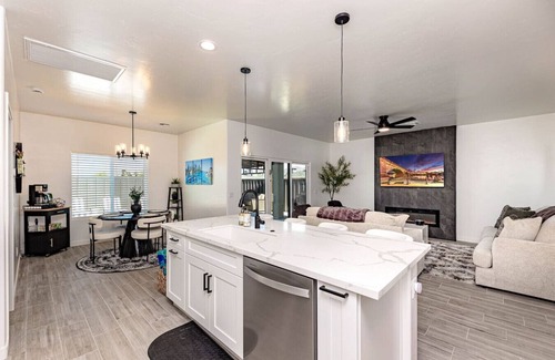 Lake Havasu City House | Breakwater Lake Life | Pool | Spa | Fire Pit