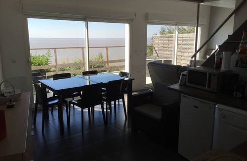 Meschers-sur-Gironde Apartment | Breathtaking sea view house with quiet terrace