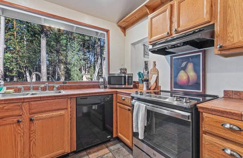 Jacksonville House | Breathtaking Applegate River Home Retreat ~ On-site Gym, Game Room, and Sauna