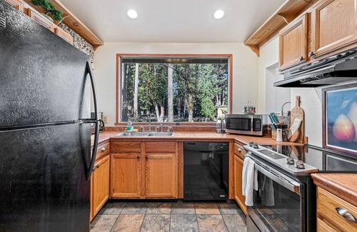 Jacksonville House | Breathtaking Applegate River Home Retreat ~ On-site Gym, Game Room, and Sauna