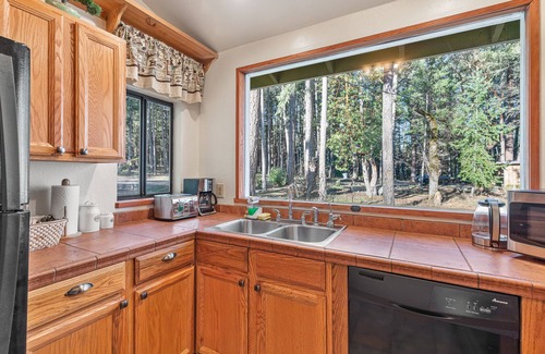 Jacksonville House | Breathtaking Applegate River Home Retreat ~ On-site Gym, Game Room, and Sauna
