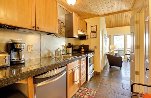 Bend Condo | Breathtaking Bend Condo w/Resort Amenities!