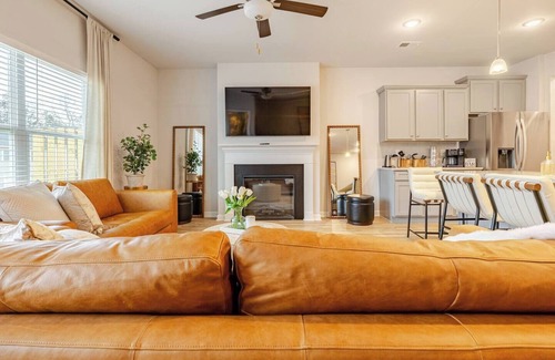 Union City House | Breathtaking, Brand New, 4 Bedroom, 2.5 Bath Townhome 13 Mins from ATL Airport!