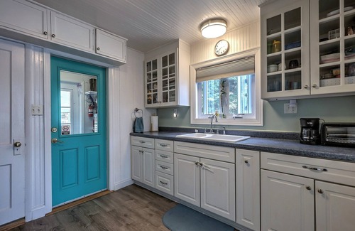 Devon House | BREATHTAKING BUNGALOW-HOME AWAY FROM HOME